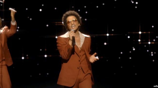 Bruno Mars' 70-tallsstil er en feiring av Short-King Summer