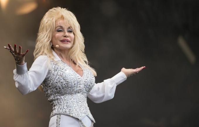 Dolly Parton vystupuje na Pyramid Stage počas 3. dňa festivalu Glastonbury 