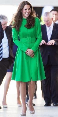 Kate Middleton v zelenom kabáte a nahých podpätkoch