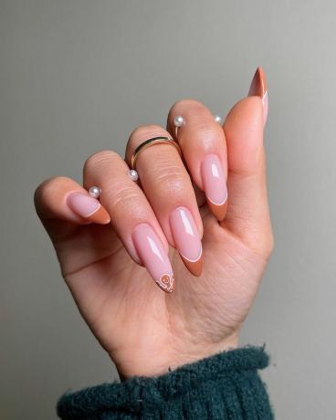 Mujer luce una de las mejores uñas de otoño del 2023, terrenales tips 