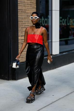 Une femme porte un collier ras du cou dans le style collier ras du cou TK.