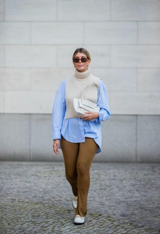 Victoria Scheu draagt ​​een sweatervest en button-down, een shirt om te dragen met een legging, 