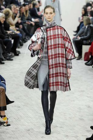 Celine kockás kabátot viselő modell, aki kockás erszényt tart a kifutón