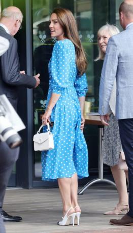 Modré puntíkované šaty Kate Middleton 2022 Wimbledon