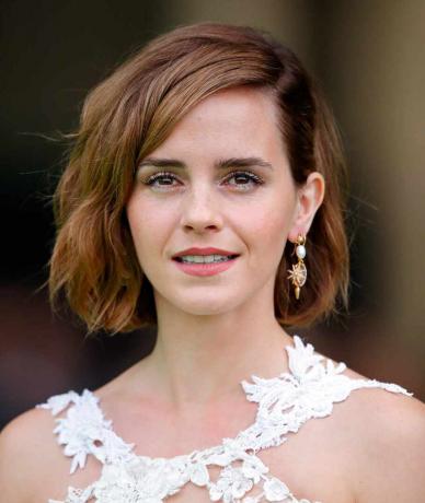 Emma Watson indossa un ombretto scintillante e scintillante