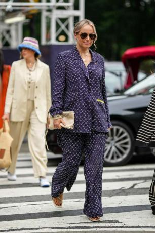 एक महिला पायजामा सूट पहनती है