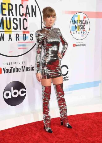 Taylor Swift sur le tapis rouge des American Music Awards 2018