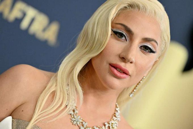 Lady Gaga ma na sobie biały cień do powiek z wyraźnym czarnym eyelinerem