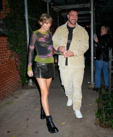 Taylor Swift a Travis Kelce se drží za ruce v New Yorku 15. října 2023 