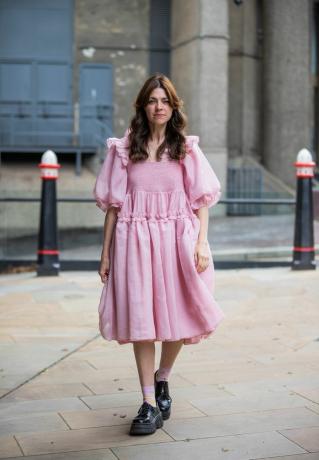 Une femme montre comment styliser une robe de sieste avec des pains et des chaussettes transparentes