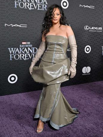 Rihanna trägt bei der Premiere von Black Panther: Wakanda Forever ein paillettenbesetztes Kleid von Rick Owens und beige Handschuhe