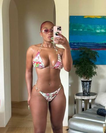 Megan Thee Stallion Bikini Mirror Photo Zrzut zdjęć na Instagramie