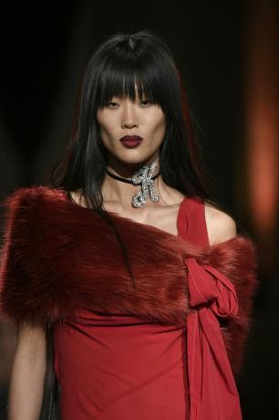 Modell som går på Kim Shui AW 2023 NYFW-showen bär höstsminkning â djärva läppar