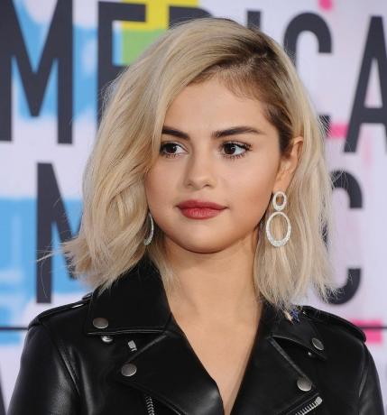 Selena Gomez kannab asümmeetrilist loba – parimad soengud ümarate nägude jaoks