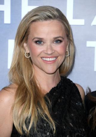 Reese Witherspoon nosí jiskřivé jednobarevné oční stíny.
