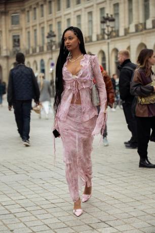 femme portant un ensemble assorti à volants