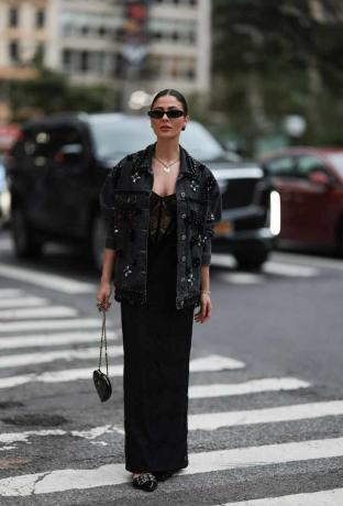 žena na sobě černou džínovou bundu s korálky a černé maxi šaty