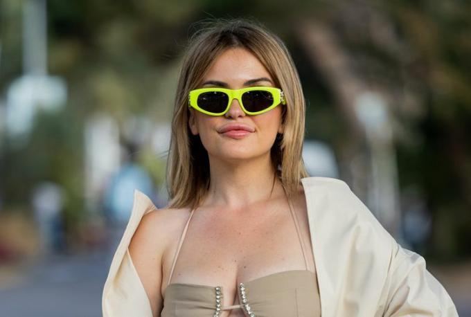 Carolina Ogliaro mengenakan kacamata hitam tahun 80-an yang sporty, tren kacamata hitam tahun 2023. 