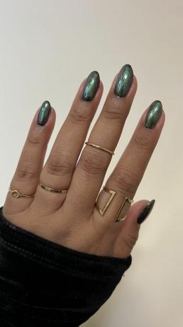 Une femme portant un design d'ongle chromé céleste