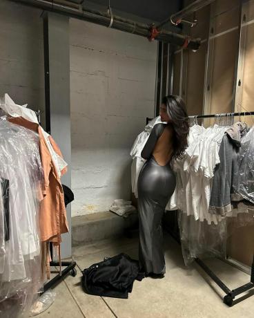 Kylie Jenner kovinska obleka brez hrbta