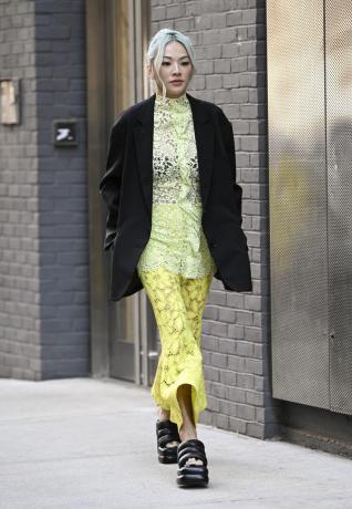 Tina Leung は、90 年代のファッション トレンドである分厚いプラットフォーム サンダルを履いています。