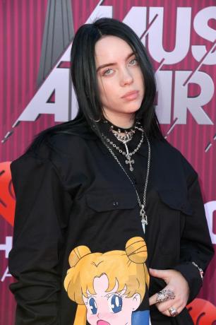 Billie Eilish s svežim obrazom v črni obleki s Sailor Moon in večplastnimi verižicami