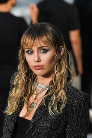 Miley Cyrus cu o tunsoare cu valuri de chelune