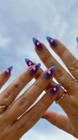 Mujer con una de las mejores uñas de otoño de 2023, aura bling 