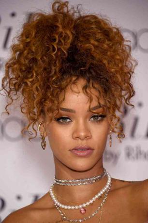 Rihanna Curly Updo - Krátké vlnité účesy InStyle nenáročné na údržbu