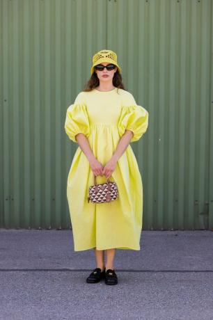 Lea Naumann porte une robe de sieste jaune, l'un des meilleurs types de robes à essayer pour 2023.