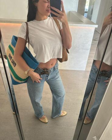 Kylie Jenner Ballet Flats กางเกงยีนส์ และเสื้อยืดสีขาว Mirror Selfie