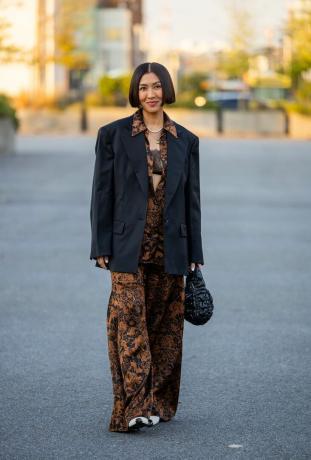 Η Liz Uy φορά μαύρο blazer και μεταξωτό καφέ παντελόνι και τοπ + ντύσιμο καλεσμένων του γάμου