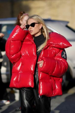 Lexi Fargo mengenakan jaket puffer oversized, salah satu jenis jaket yang patut dicoba di tahun 2023.