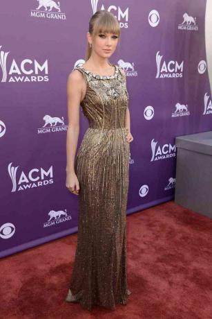 Taylor Swift บนพรมแดงงานประกาศผลรางวัล Academy of Country Music Awards ครั้งที่ 48