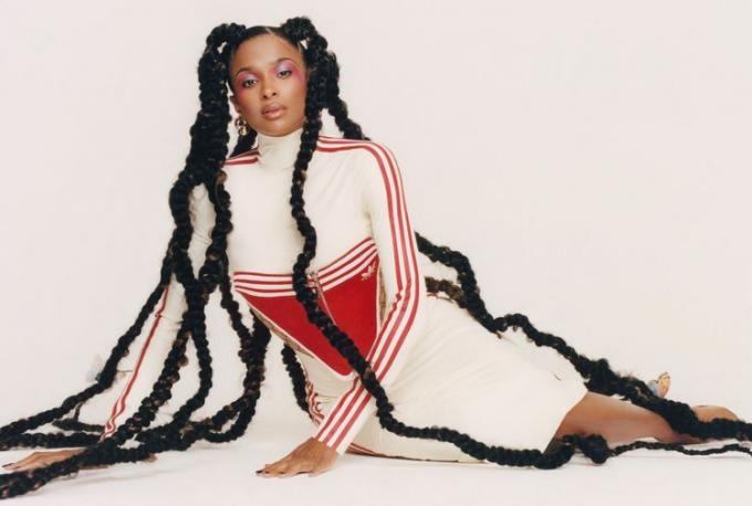 Ciara Red-and-White Adidas 코르셋과 스커트 Lounging on Ground Long Braids 얼루어 커버