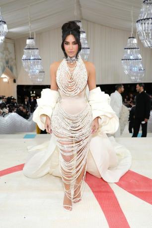 Η Kim Kardashian φοράει μια κομψή εμφάνιση στο Met Gala του 2023.