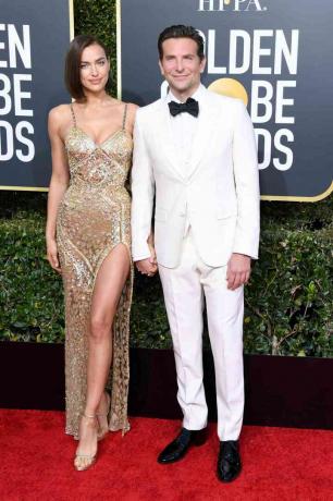 Bradley Cooper in Irina Shayk se držita za roke Rdeča preproga Zlati globus 2019