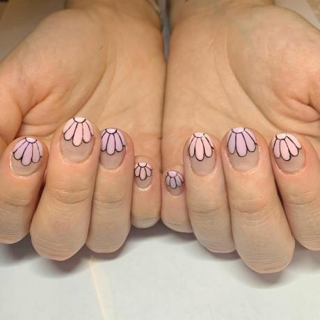 Diseños de puntas de uñas con conchas.