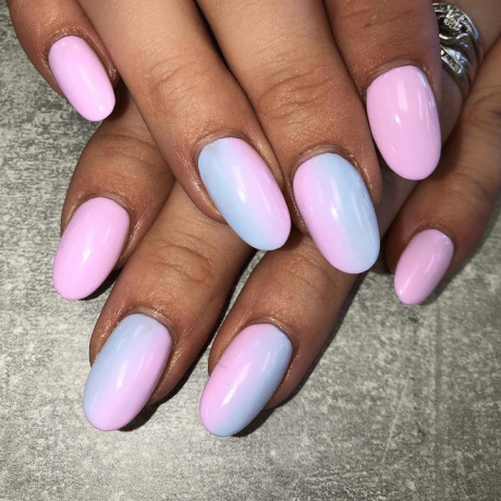 Maniküre mit Cotton Candy Ombré-Nägeln