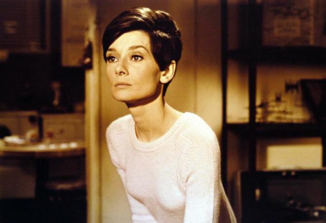 Audrey Hepburn ha un'acconciatura da folletto con la riga