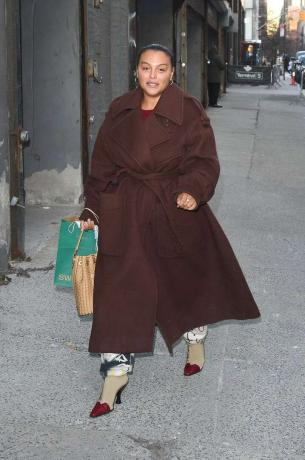 Paloma Elsesser indossa un cappotto marrone