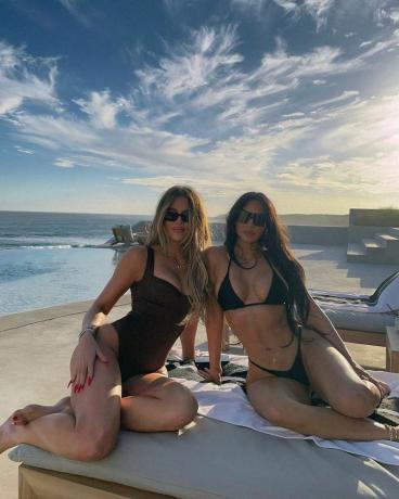 Stroje kąpielowe Kim i Khloe Kardashian na Instagramie