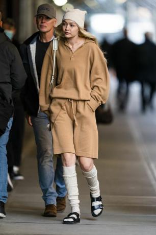 Gigi Hadid ใน birkenstocks