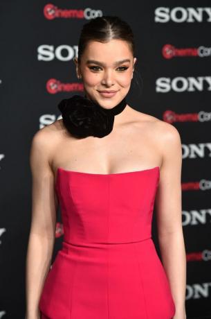 Hailee Steinfield สวมสร้อยคอโชคเกอร์รูปริบบิ้นซึ่งเป็นหนึ่งในเทรนด์เครื่องประดับที่ใหญ่ที่สุดในฤดูร้อนปี 2023 