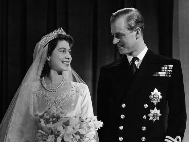 Princesa Elizabeta, kasnejša kraljica Elizabeta II. z možem Phillipom, vojvodo Edinburškim, na poročni dan, 20. novembra 1947