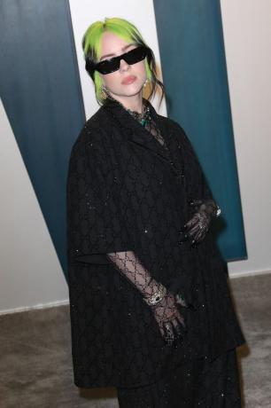 Billie Eilish กับผมสีเขียวนีออน สูท Gucci สีดำขนาดใหญ่เป็นประกาย ถุงมือโปร่ง และแว่นกันแดด