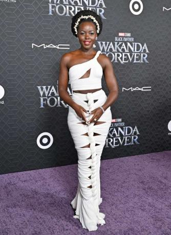 Bílé šaty Lupity Nyong'o 'Black Panther: Wakanda Forever' Premiéra