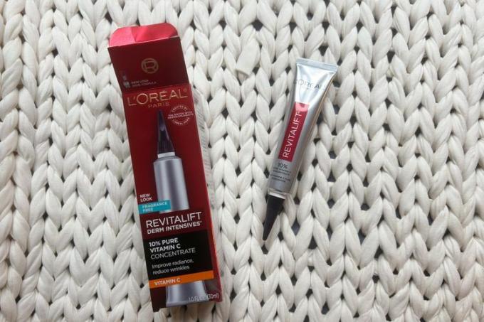 Loreal Paris Vitamin C Serum a jeho obal je zobrazen na bílém pozadí 