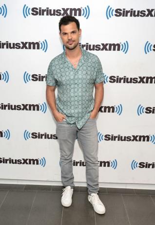 Taylor Lautner SiriusXM v SiriusXM Studios New York City května 2023