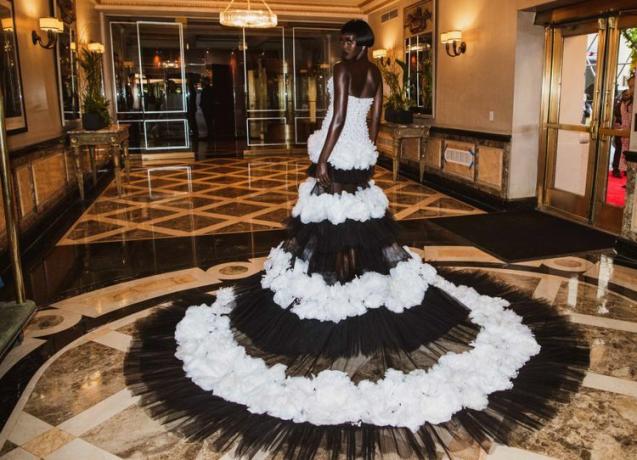 Adut Akech בקרולינה הררה עבור The Met Gala